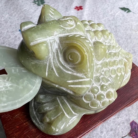🌸 3 Legged Green Jade Frog w/ Jade Coin on display Wood - Picture 3 of 15